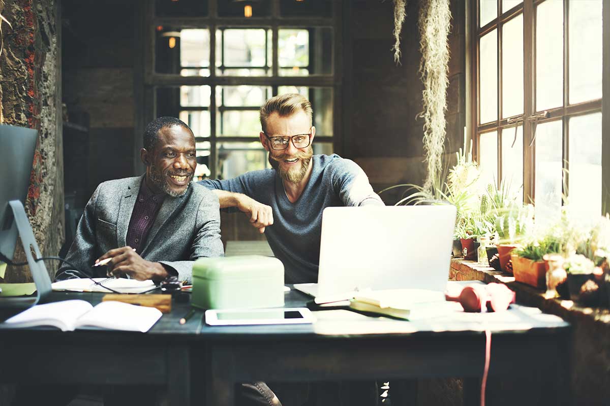 hommes-confiant-au-travail